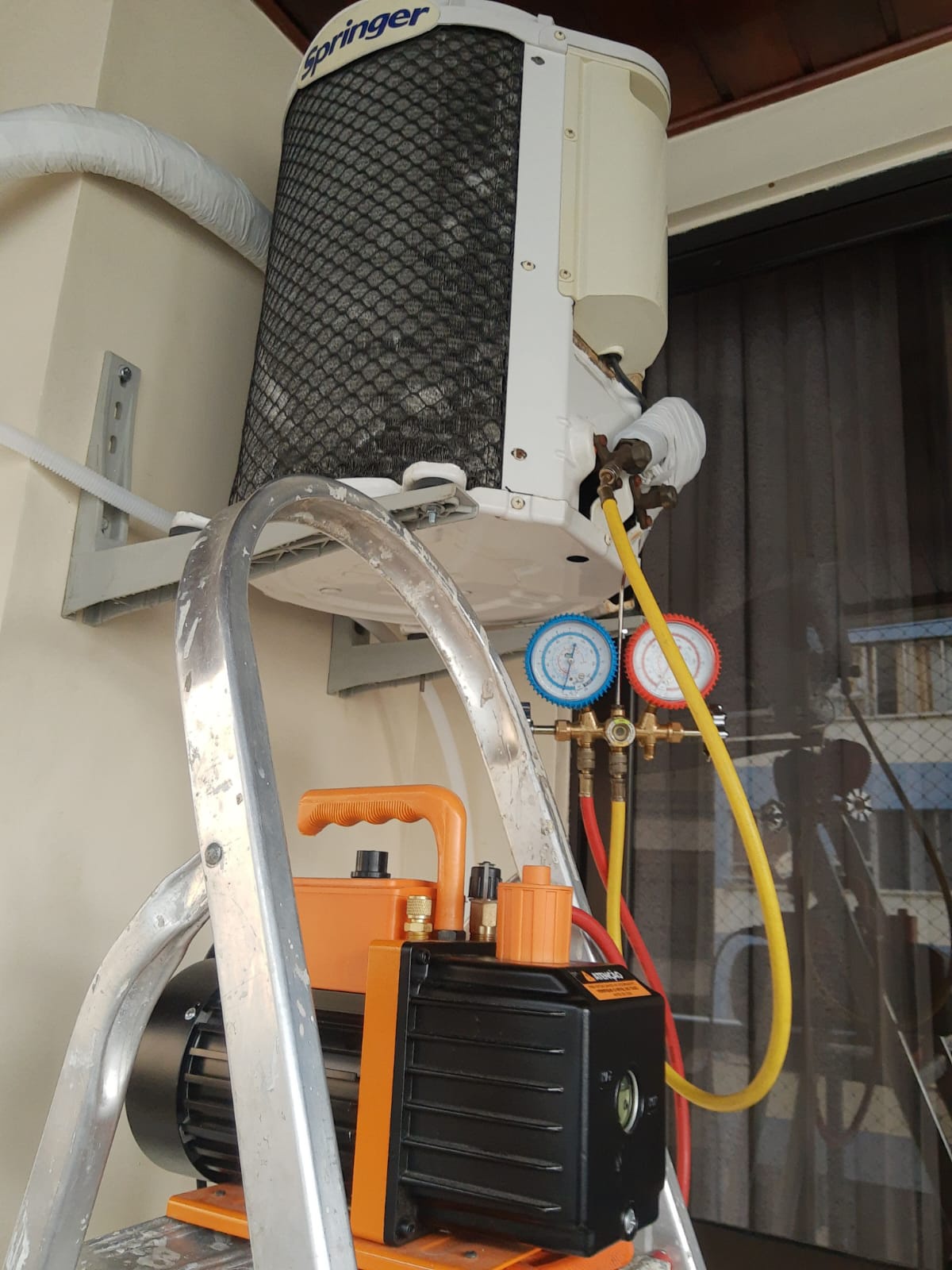 Teste de vácuo em ar condicionado Springer