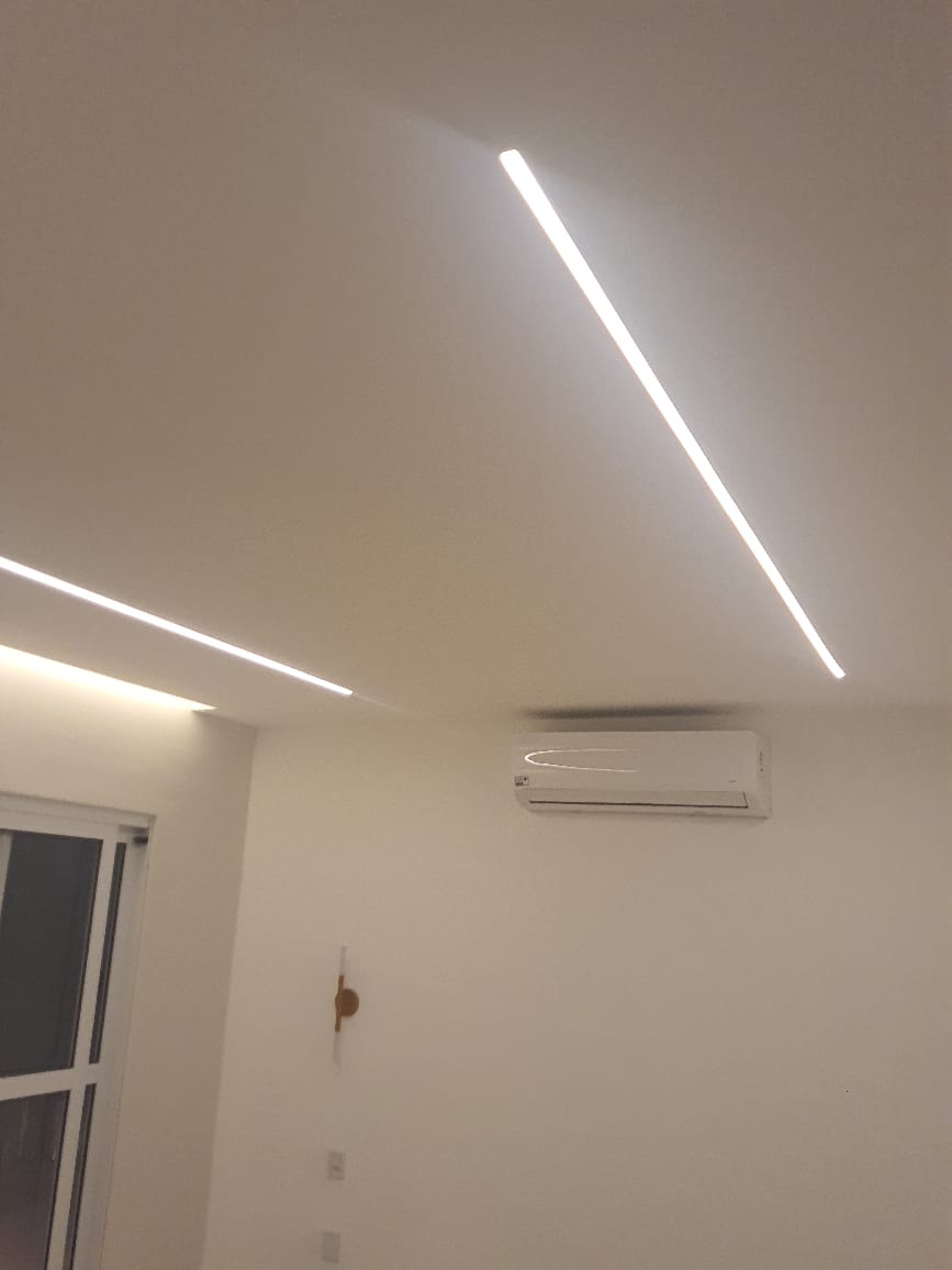 Ar condicionado Midea com iluminação LED