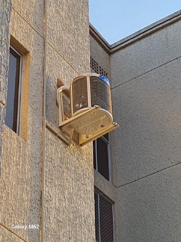 Condensadora Midea em suporte