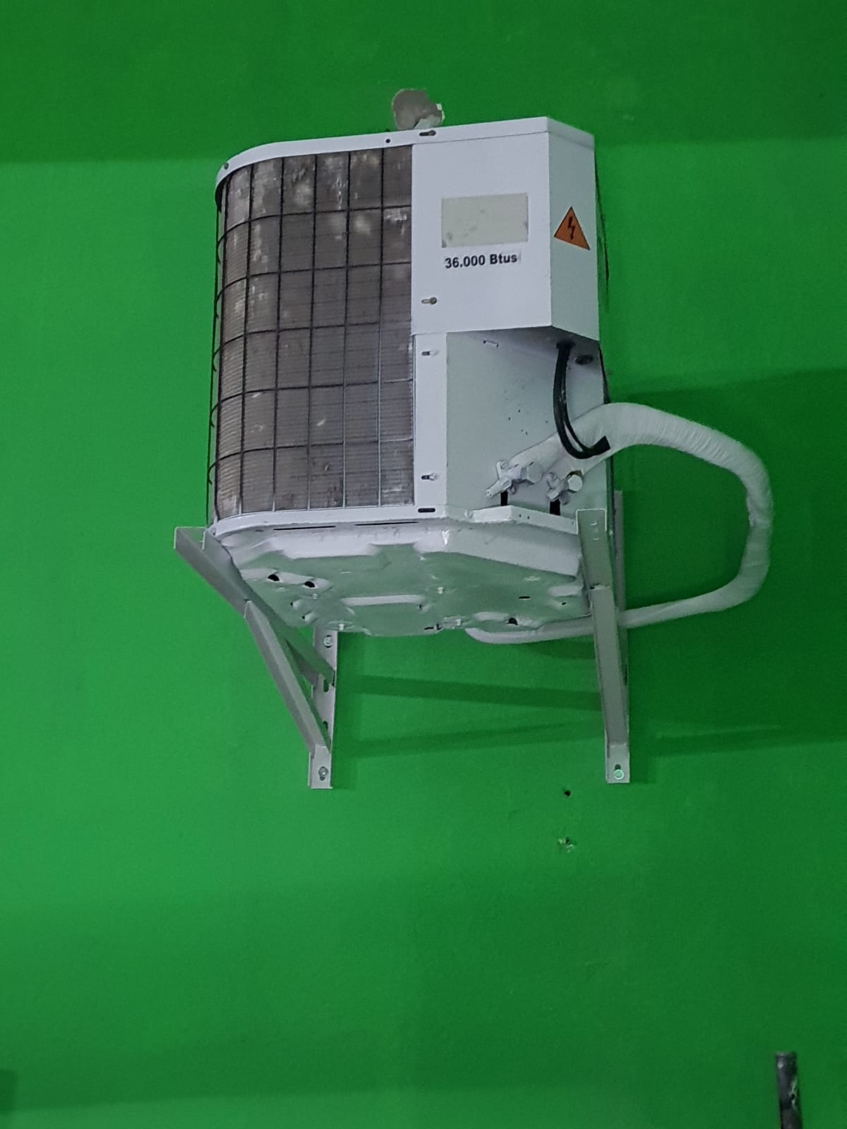 Condensadora 36000 BTUs instalada