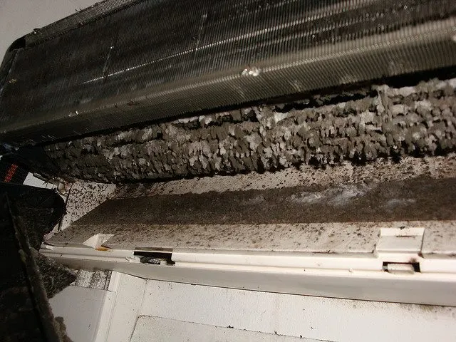 Ar-condicionado sujo internamente – problema resolvido com higienização profissional em Nova Iguaçu