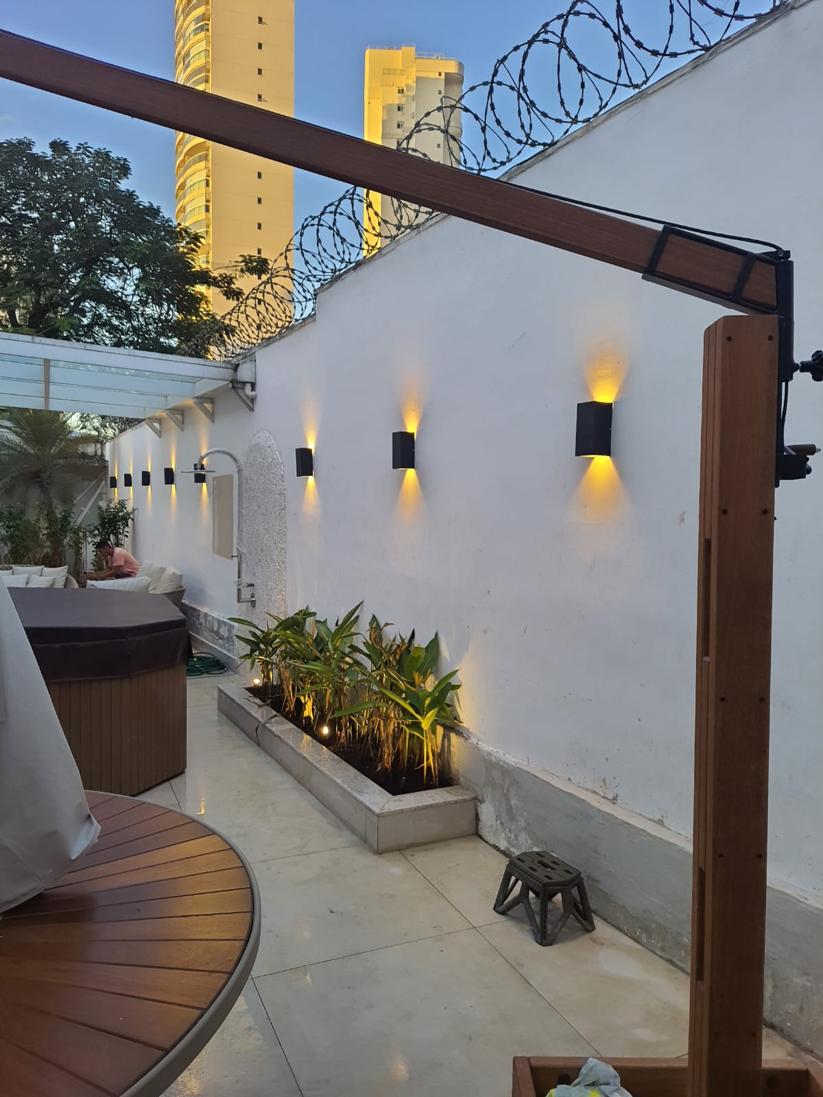 Iluminação externa com arandelas