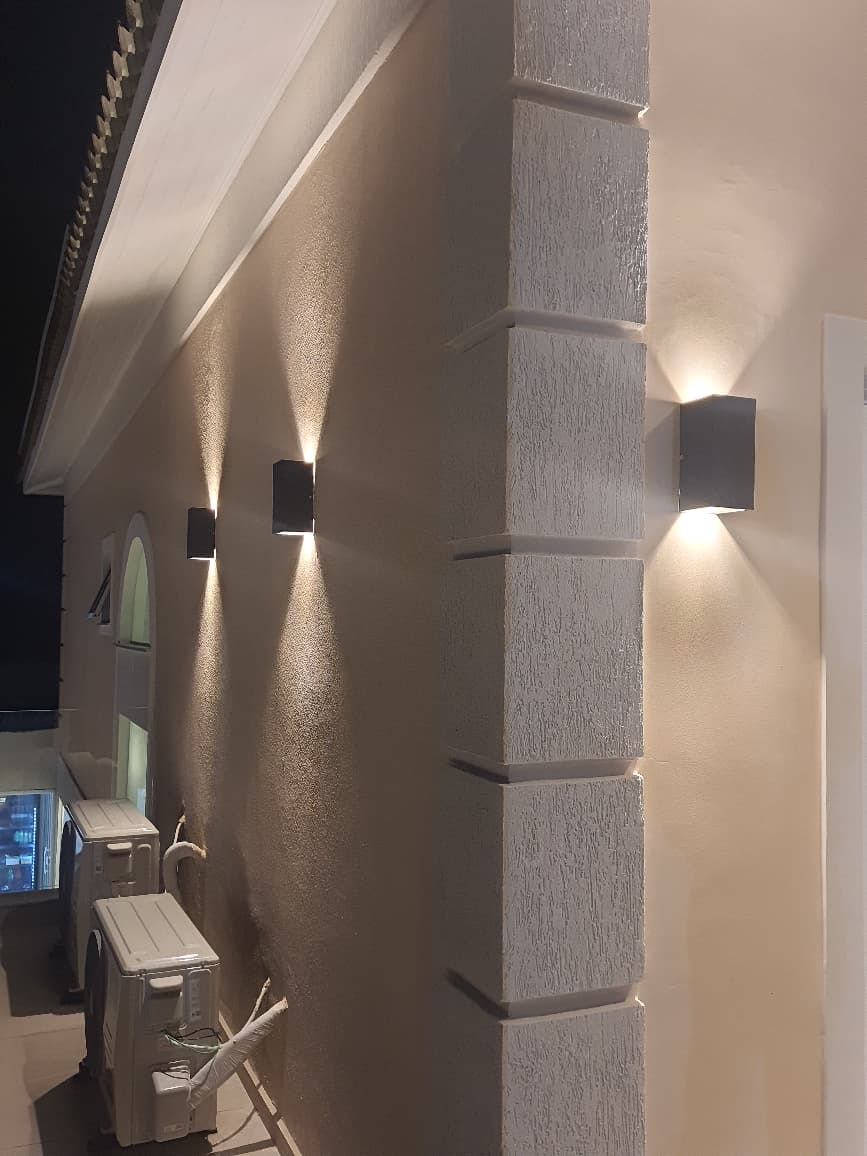 Iluminação de fachada noturna