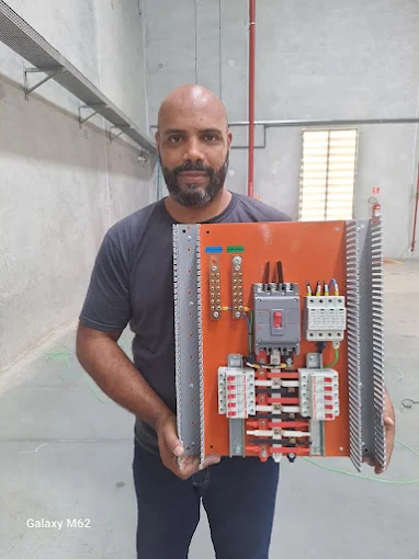 Fundador da ROTIV com quadro elétrico