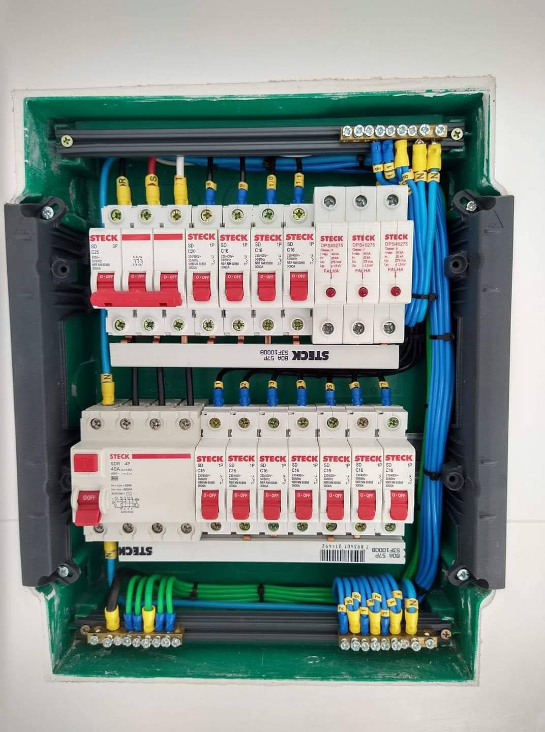 Instalação elétrica nova e organizada realizada pela Rotiv em Nova Iguaçu