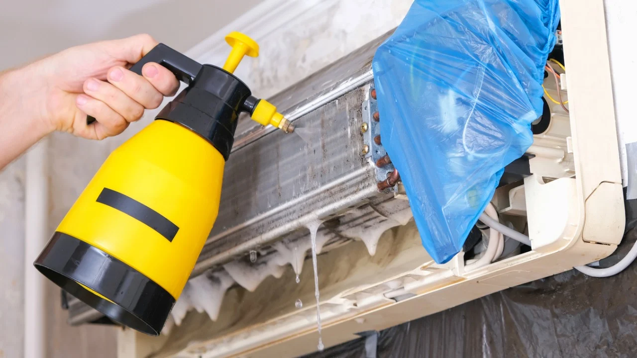 Processo de higienização de ar-condicionado realizado pela Rotiv em Nova Iguaçu