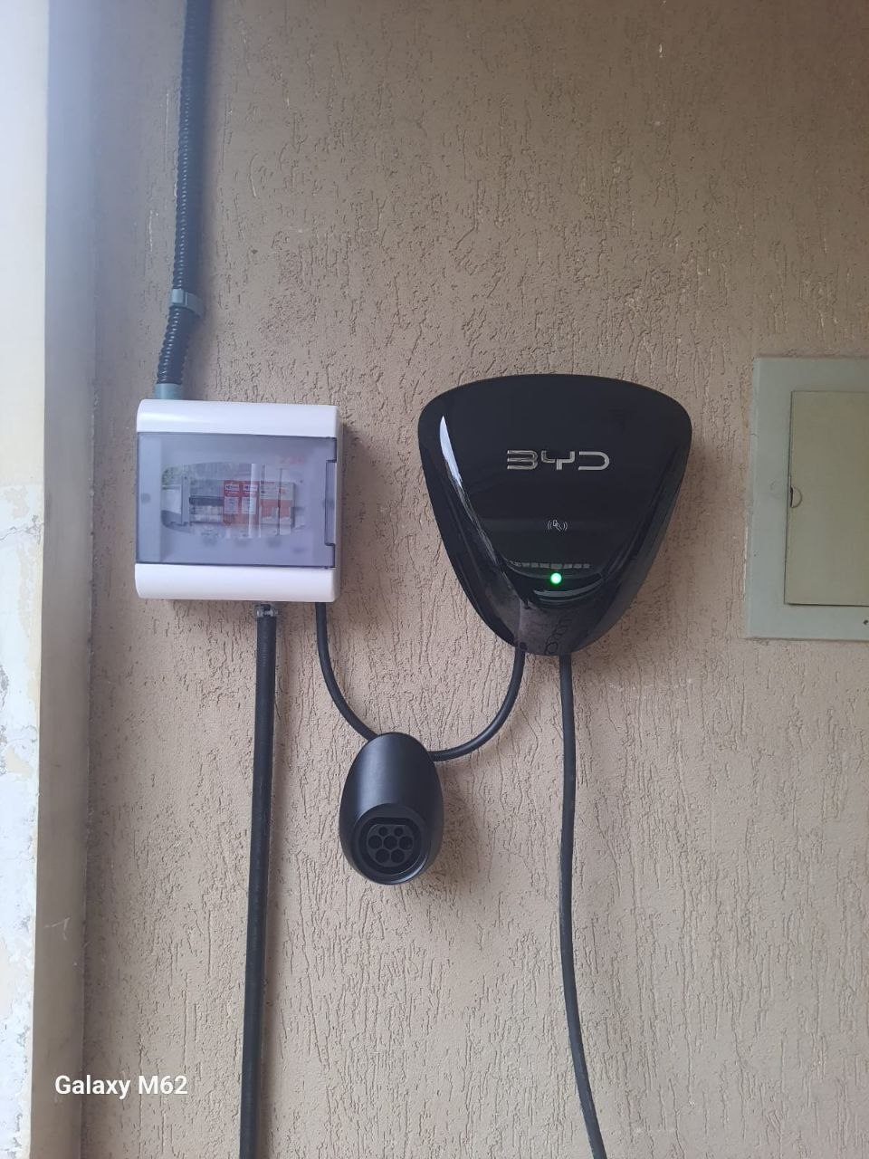 Técnico Rotiv instalando Wallbox para carro elétrico em Nova Iguaçu
