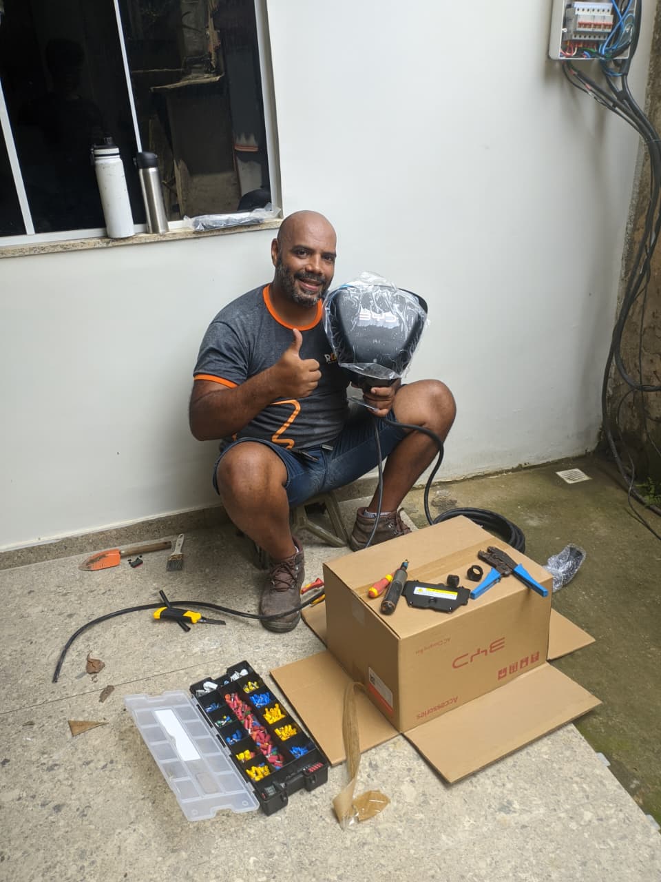 Técnico da Rotiv realizando instalação de carregador Wallbox no Rio de Janeiro