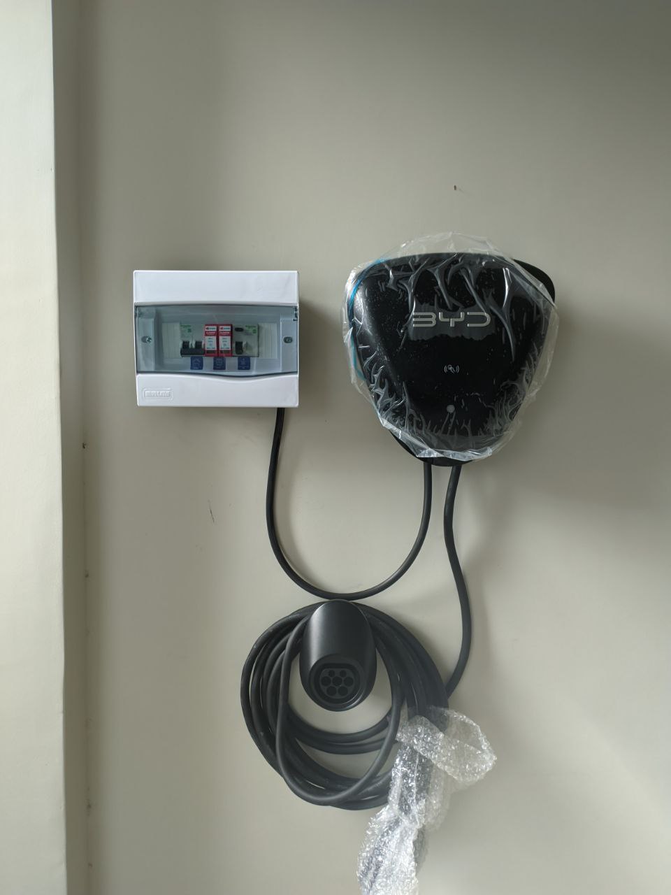 Wallbox instalado em garagem residencial para carro elétrico em Nova Iguaçu – Rotiv